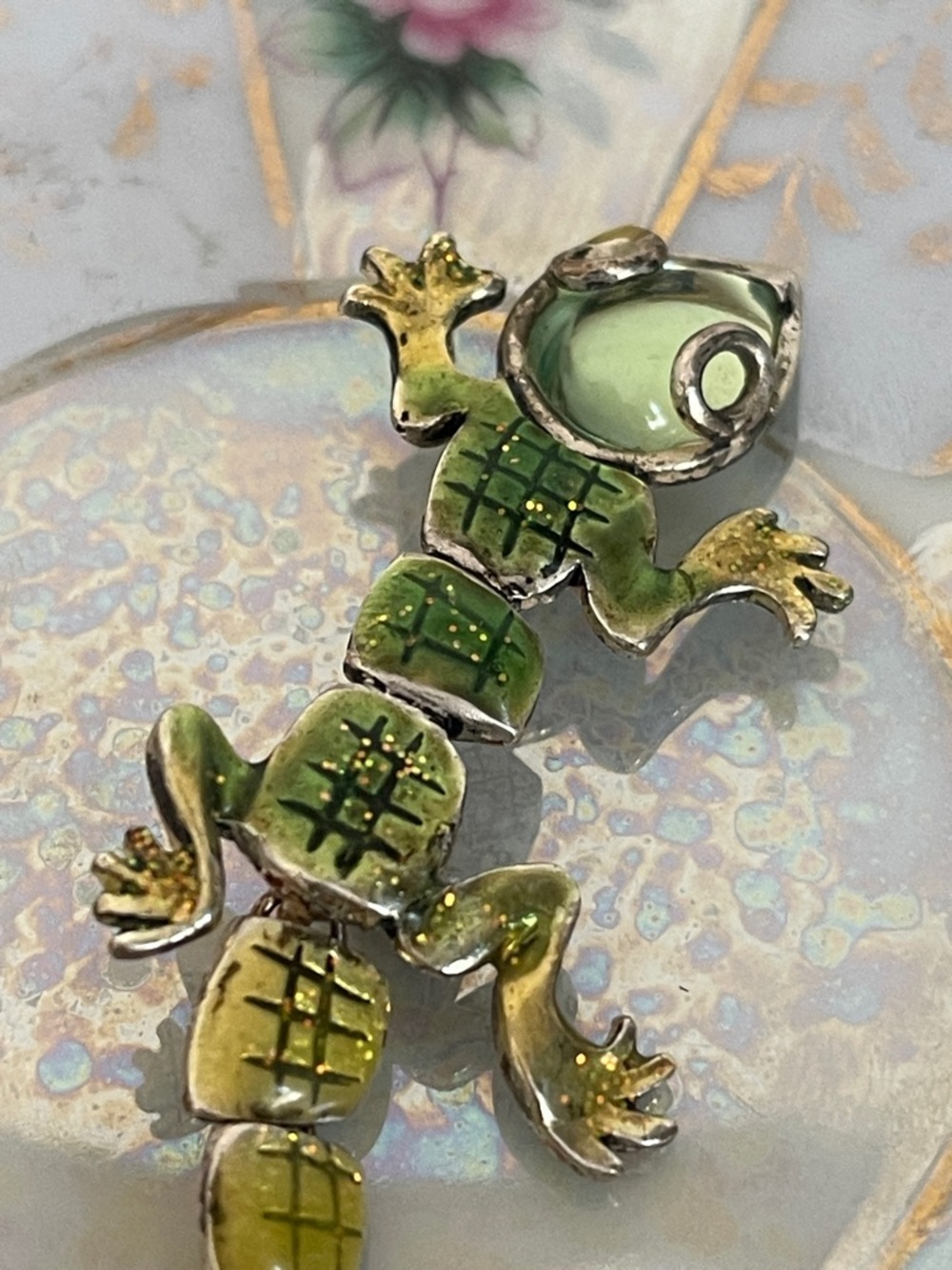 Vintage Chico’s Articulated Glitter Enamel Gecko Lizard Brooch - Picture 4 of 9